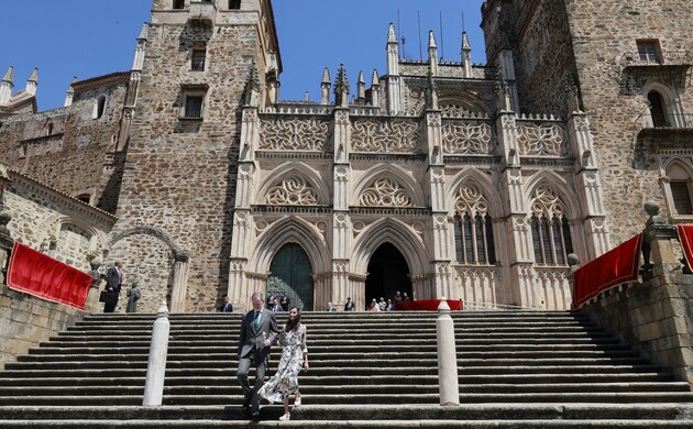 Don Felipe y Doña Letizia finalizan su vista al Real Monasterio de Santa María de Guadalupe