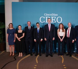Su Majestad el Rey acompañado de las autoridades asistentes al acto