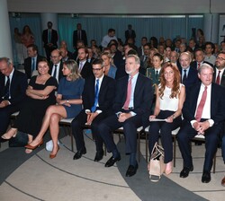Su Majestad el Rey ocupa su asiento en la primera fila de la Sala Círculo, antes del comienzo del acto de clausura