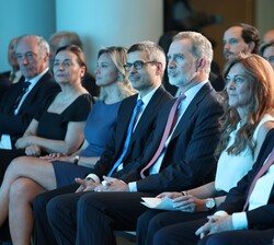 Don Felipe en un momento del acto acompañado de las autoridades asistentes al acto