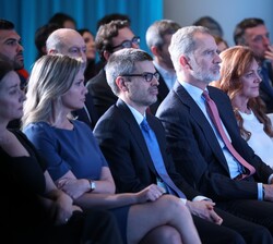 Su Majestad en un momento del acto en la primera fila de la Sala Círculo