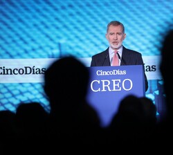 Su Majestad el Rey se dirige a los asistentes en la clausura del foro económico CREO, organizado por Cinco Días