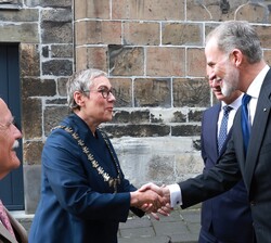 Don Felipe recibe el saludo de la alcaldesa de Aquisgrán, Sybille Keupen, a laspuertas de la catedral