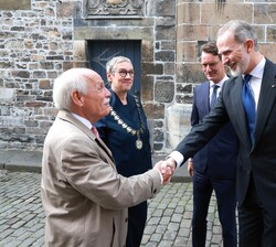 Don Felipe recibe el saludo del portavoz del Comité Directivo de la Sociedad para la concesión del Premio Internacional Carlomagno, Helmut Dieser