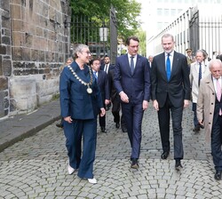 Su Majestad el Rey se dirige al interior de la catedral de Aquisgrán acompañado por las autoridades que le recibieron a su llegada