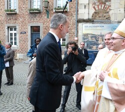 Don Felipe recibe el saludo del obispo de Aquisgrán, Rolf-Peter Cremer a las puertas de la catedral