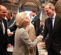 Dopn Felipe recibe el saludo de la presidenta de la Comisión Europea, Úrsula Von der Leyen