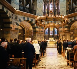 Vista general del interior de la Catedral de Aquisgrán durante la celebración religiosa previa a la entrega del "Premio Carlomagno" 2025