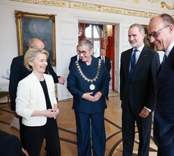 Don Felipe conversa con la presidenta de la Comisión Europea, Úrsula Von der Leyen y otras autoridades en la Sala Blanca antes del inicio de la ceremo