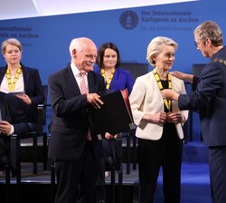 La presidenta de la Comisión europea Úrsula Von der Leyen recibe el "Premio Carlomagno" 2025 de manos de la alcaldesa de Aquisgrán, Sybille 