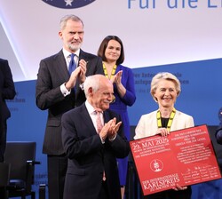 Úrusla Von der Leyen, presidenta de la Comisión Europea recibe el díptico del "Premio Carlomagno" 2025 en presencia de Su Majestad el Rey
