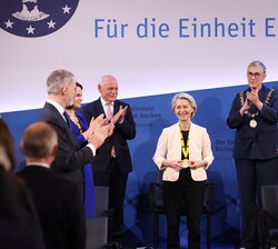 La presidenta de la Comisión Europea, Úrsula Von der Leyen recibe el aplauso de Su Majestad el Rey y del resto de asistentes a la ceremonia de entrega