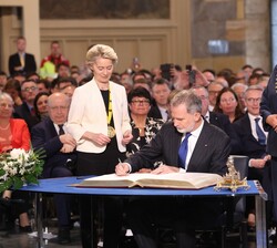 Don Felipe firma en el Libro de Honor de la ciudad de Aquisgrán
