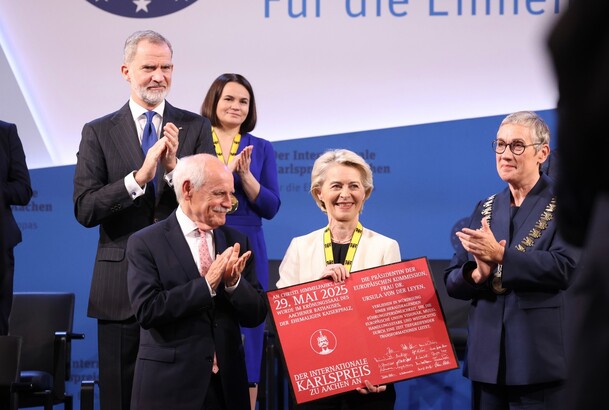 Úrusla Von der Leyen, presidenta de la Comisión Europea recibe el díptico del "Premio Carlomagno" 2025 en presencia de Su Majestad el Rey