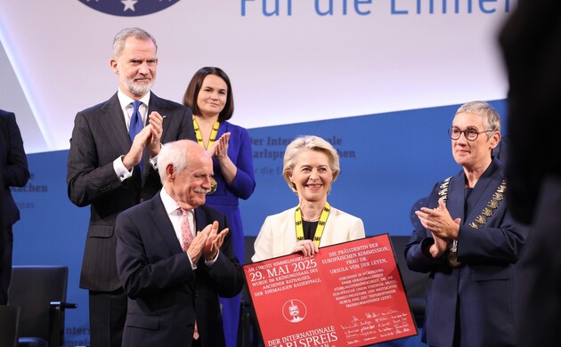 Úrusla Von der Leyen, presidenta de la Comisión Europea recibe el díptico del "Premio Carlomagno" 2025 en presencia de Su Majestad el Rey