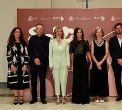Fotografía de grupo de Doña Letizia junto a las autoridades que la recibieron a su llegada al Círculo de Bellas Artes
