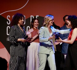 Alicia Otero recibe el premio del público de manos de la ministra de Educación, Formación Profesional y Deportes, Pilar Alegría