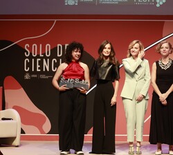 Fotografía de grupo de Doña Letizia junto a Alicia Otero, ganadora del premio del público y del jurado, la ministra de Educación, Formación Profesiona
