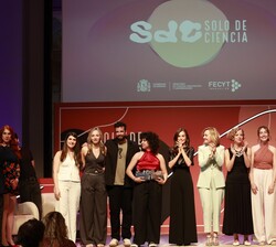 Fotografía de grupo de Su Majestad la Reina junto a la premiada y los finalistas 