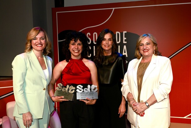 Fotografía de grupo de Doña Letizia junto a la premiada, Alicia Otero; la ministra de Educación, Formación Profesional y Deporte, Pilar Alegría y la r