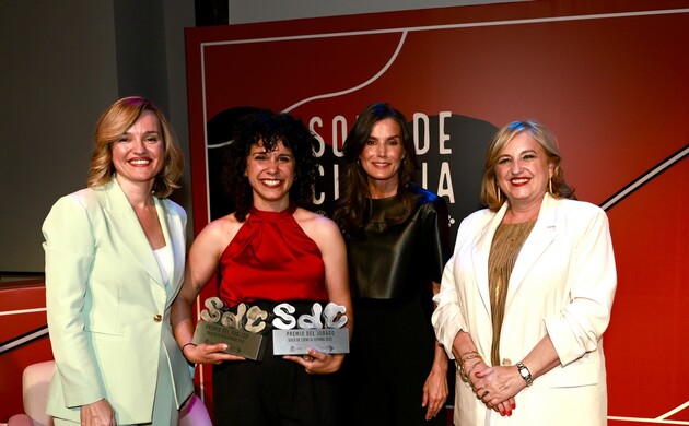 Fotografía de grupo de Doña Letizia junto a la premiada, Alicia Otero; la ministra de Educación, Formación Profesional y Deporte, Pilar Alegría y la r