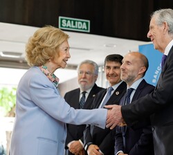 Doña Sofía recibe el saludo del presidente de la Federación Española de Bancos de Alimentos, Pedro Llorca