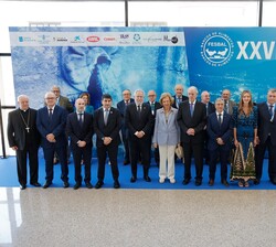 La Reina Doña Sofía junto a las autoridades y representantes de FESBAL en la fotografía oficial previa a la inauguración del congreso