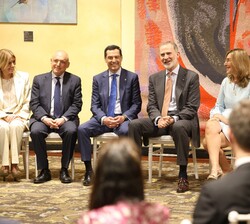 Don Felipe conversa con los asistentes a la audiencia
