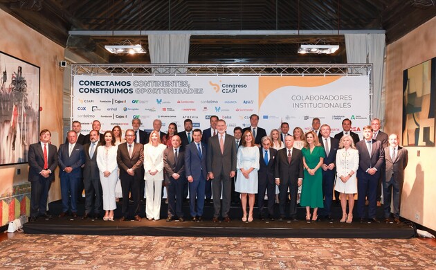 Su Majestad el Rey junto a los empresarios del Consejo Empresarial Alianza por Iberoamérica (CEAPI)