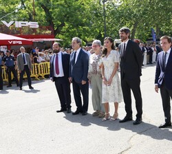 Fotografía de grupo de Su Majestad la Reina acompañada por las autoridades que la recibieron a su llegada al Parque de El Retiro 