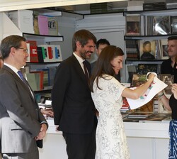 Doña Letizia inicia el recorrido por la Feria del Libro en la caseta del Ministerio de Cultura