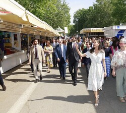 Doña Letizia saluda a los libreros en las casetas durante su recorrido por la Feria