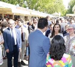 Su Majestad la Reina conversa con los representantes de la Feria Internacional del Libro de Nueva York, José Higuera López, Dejanira Álvarez y Brenda 