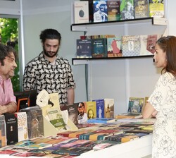 Doña Letizia continua su recorrido por la Feria del Libro en la caseta de Páginas de Espuma