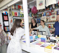 Doña Letizia recibe el saludo de los propietarios de la Librería Olavide