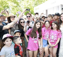 Fotografía de grupo de Su majestad la Reina con un grupo de niños