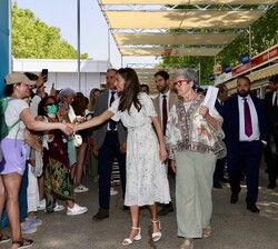 Su Majestad la Reina saluda al público durante su recorrido por la Feria