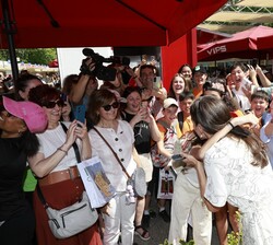 Doña Letizia recibe el abrazo de un niño en presencia del público que se congregaba durante el recorrido