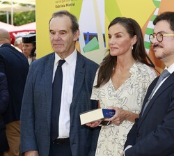 Fotografía de grupo de Doña Letizia junto al embajador de Chile en España, Javier Velasco Villegas y el secretario general Iberoamericano, Andrés Alla