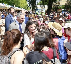 Doña Letizia saluda al público asistente a la inauguración de la Feria del Libro 