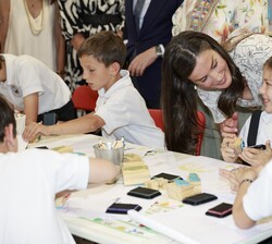 Su Majestad la Reina en el Pabellón Infantil