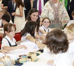 Su Majestad la Reina en el Pabellón Infantil de la Feria del Libro de Madrid