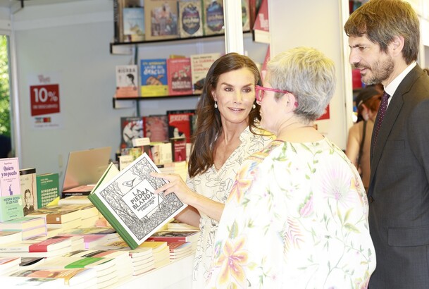 Doña Letizia junto a la directora de la Feria del Libro de Madrid, Eva Orúe, en presencia del ministro de Cultura, Ernest Urtasun