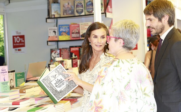 Doña Letizia junto a la directora de la Feria del Libro de Madrid, Eva Orúe, en presencia del ministro de Cultura, Ernest Urtasun