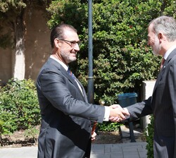 Su Majestad el Rey recibe el saludo del teniente de hermano mayor de la Real Maestranza de Caballería de Granada