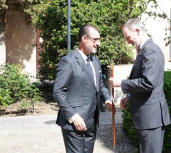 Don Felipe recibe el bastón de mando de manos del del teniente Hermano Mayor de la Real Maestranza de Caballería de Granada