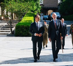 Su Majestad el Rey, acompañado de las autoridades, se dirige al Monasterio