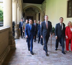 Don Felipe acompañado de las autoridades se dirigen a la parte alta del claustro
