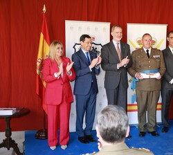 Su Majestad el Rey tras la entrega el premio al Teniente Coronel Fernando Cid, junto a las autoridades