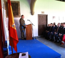 Don Felipe durante la intervención del Tcol. Fernando Cid
